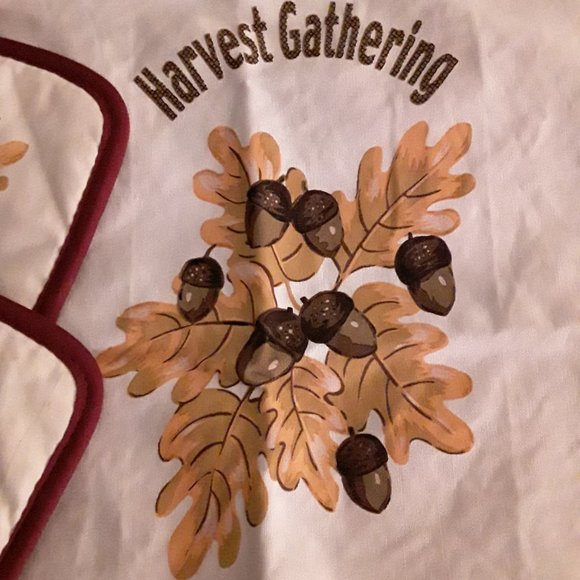 Lot of Two New Thanksgiving Table Runners with Matching Potholders - Picture 5 of 6